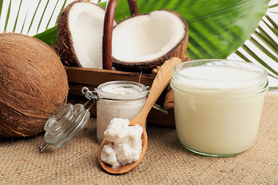 چطور با روغن نارگیل لکههای فرش و مبلمان را پاک کنیم و چوب مبل و کمد را صیقل دهیم؟