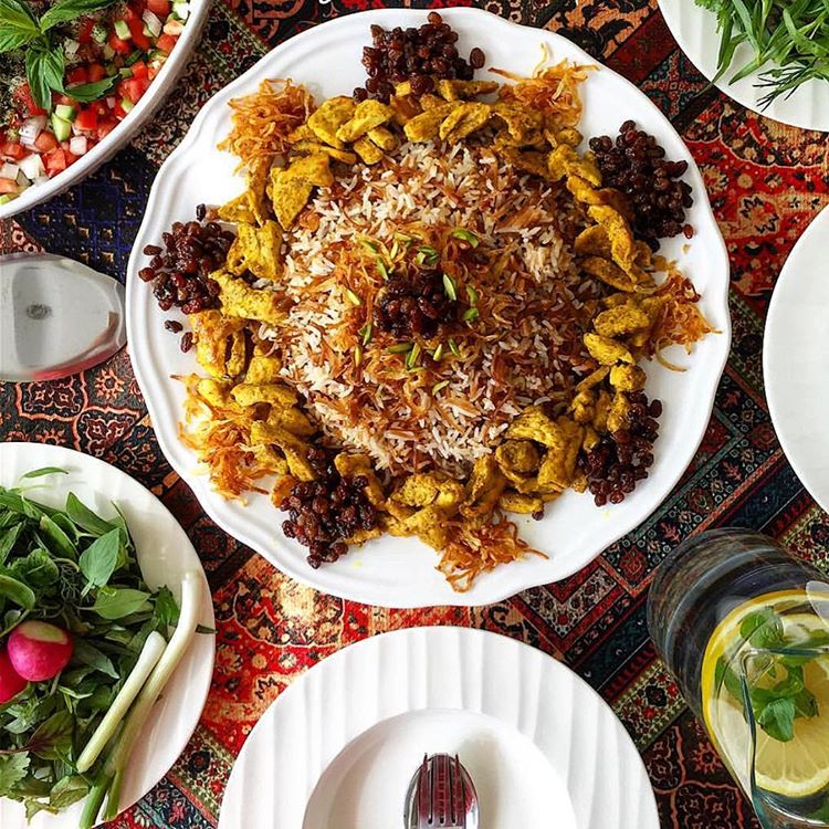 3 طرز تهیه رشته پلو مجلسی زعفرانی با مرغ ،بدون گوشت یا تهانداز مرغ