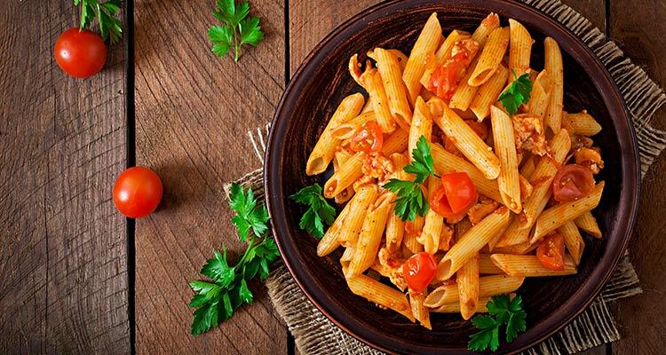 خوردن ماکارونی خوردن ماکارونی