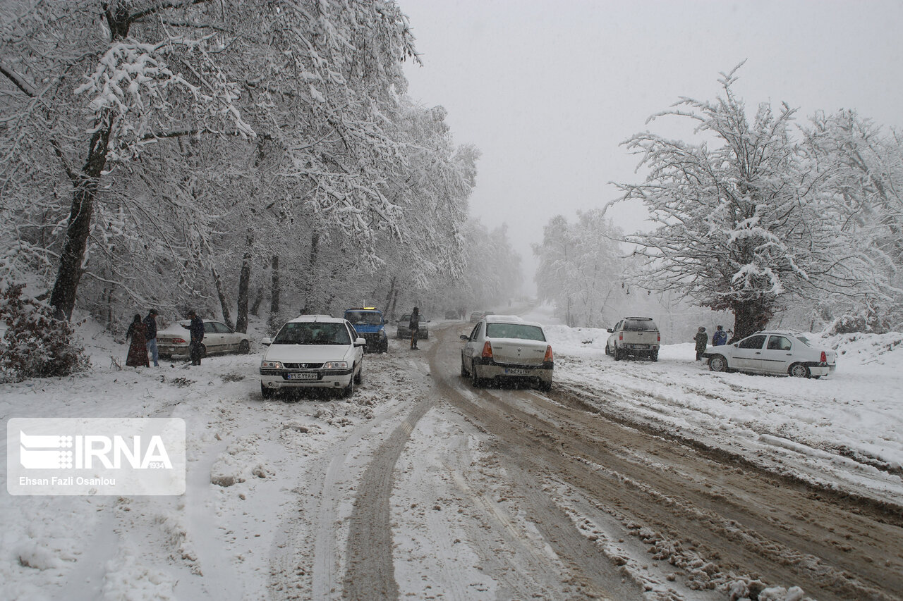 تصاویر: بارش برف در جاده های گلستان و مازندران