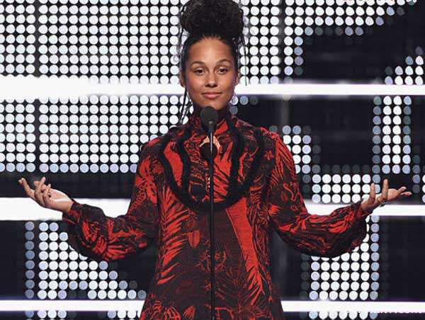 چهره خواننده مشهور زن در مراسم VMA بدون ذره ای آرایش