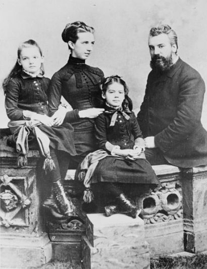 الکساندر گراهام بل در کنار همسر و فرزندانش