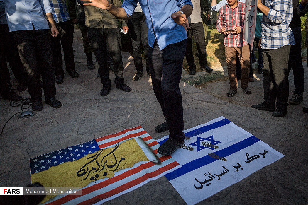 تصاویر: تجمع اعتراضی مقابل سفارت امارات
