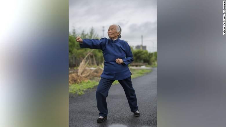 آشنایی با پیرزن 93 ساله چینی که حرکات رزمی آموزش میدهد + عکس