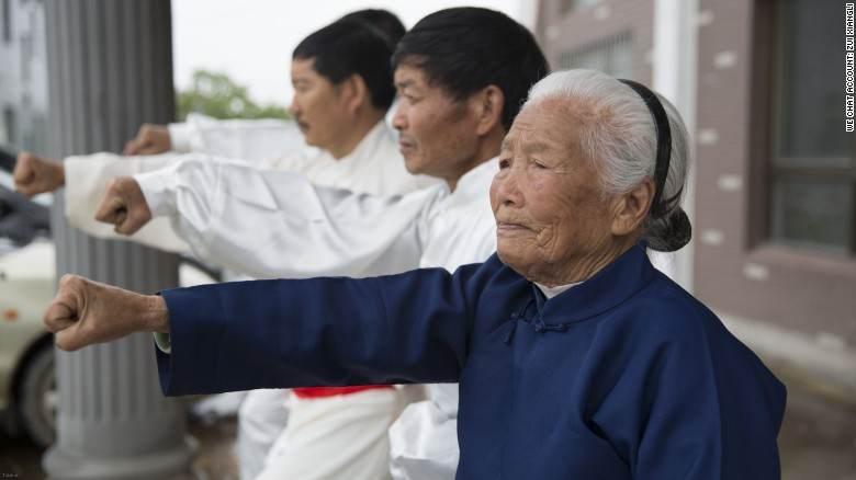 آشنایی با پیرزن 93 ساله چینی که حرکات رزمی آموزش میدهد + عکس