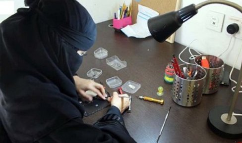 زن تعمیرکار موبایل در عربستان 1