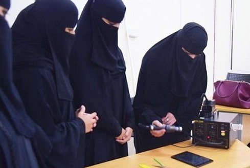 زن تعمیرکار موبایل در عربستان 3