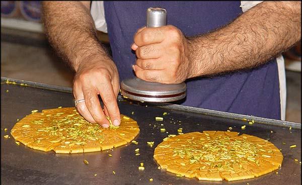 تهیه تاپترین سوغاتیهای ایرونی در آشپزخانه تهیه تاپترین سوغاتیهای ایرونی در آشپزخانه