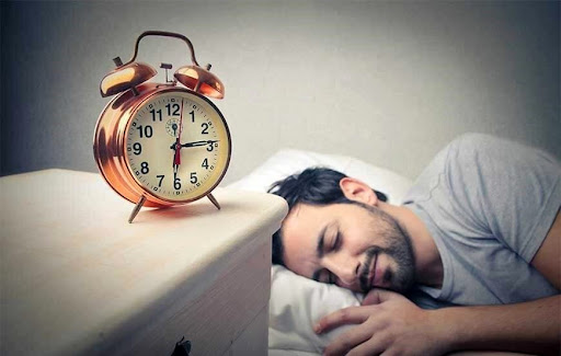 چرا هرگز نباید بیشتر از ۳۰ دقیقه چرت بزنیم؟ چرا هرگز نباید بیشتر از ۳۰ دقیقه چرت بزنیم؟