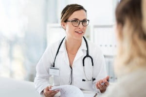 مشورت با پزشک برای درمان و مراقبت های پوکی استخوان زنان