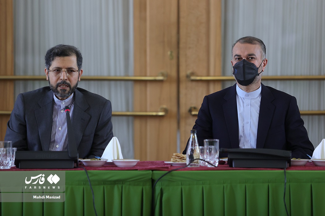 حسین امیرعبداللهیان وزیر امور خارجه و سعید خطیب‌زاده سخنگوی وزارت خارجه در دیدار با نمایندگان اقلیت‌های دینی 