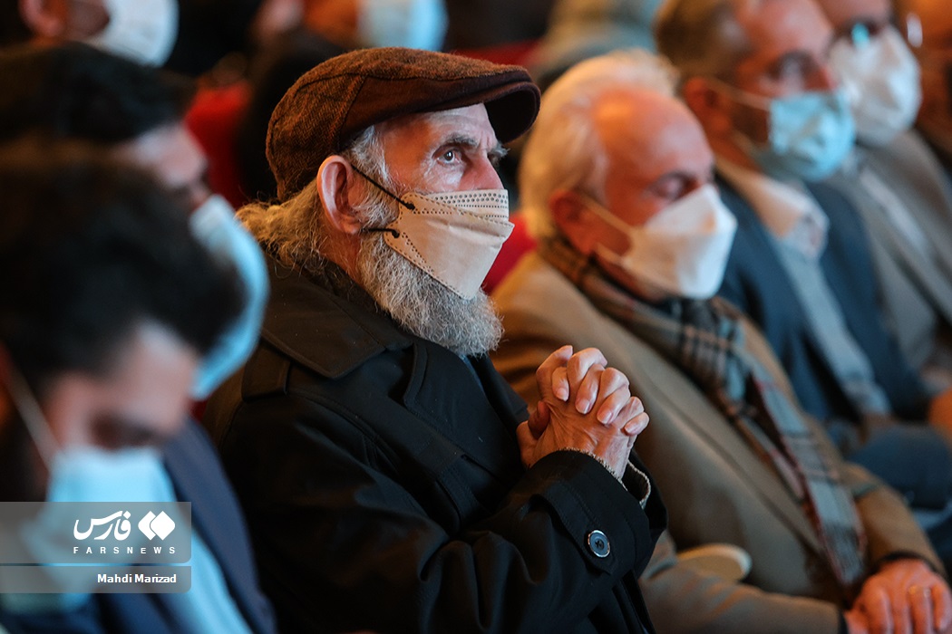 حضور اسماعیل خلج هنرمند پیشکسوت در مراسم اختتامیه چهلمین جشنواره بین‌المللی تئاتر فجر در تالار وحدت 
