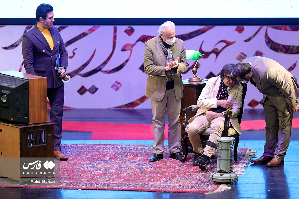 بزرگداشت رضا رویگری هنرمند پیشکسوت تئاتر، سینما و تلویزیون با حضور وزیر فرهنگ و ارشاد اسلامی در آیین اختتامیه چهلمین جشنواره بین‌المللی تئاتر فجر