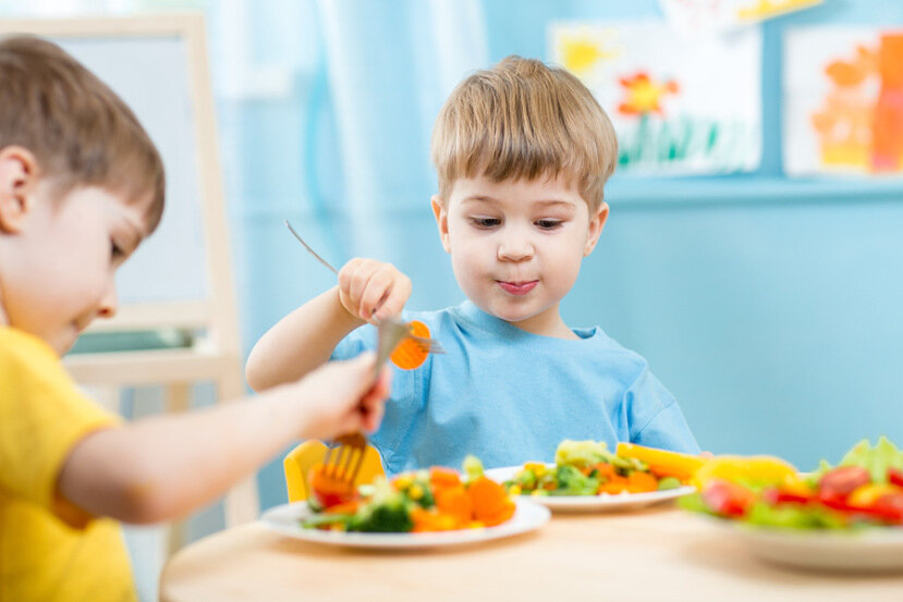 فواید شگفتانگیز با هم غذا خوردن | احتمال اضافه وزن و چاقی را اینگونه کم کنید