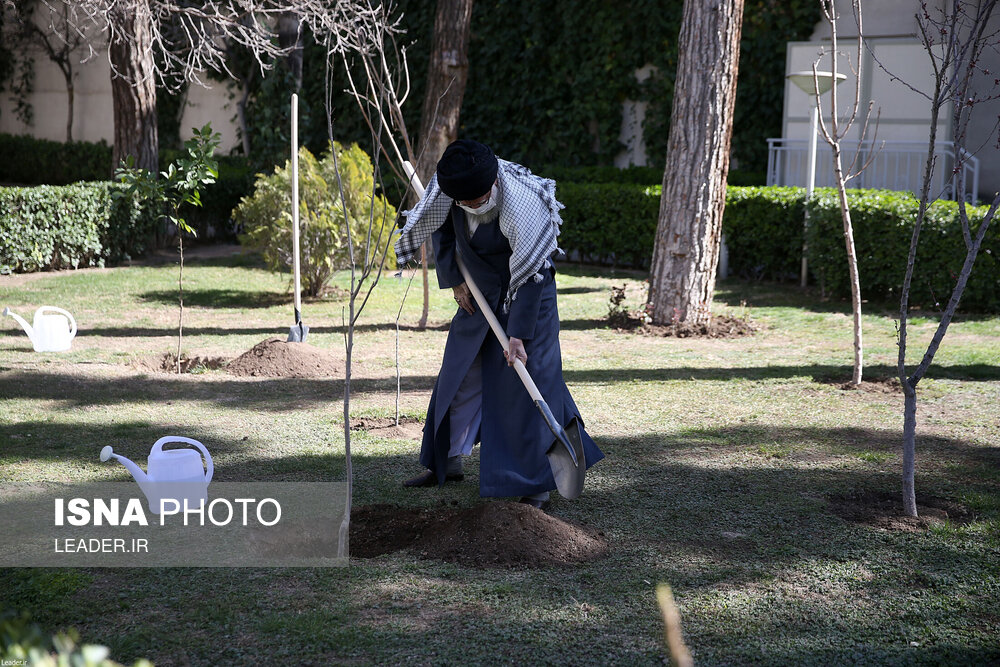 تصاویر: کاشت نهال توسط مقام معظم رهبری به مناسبت روز درختکاری