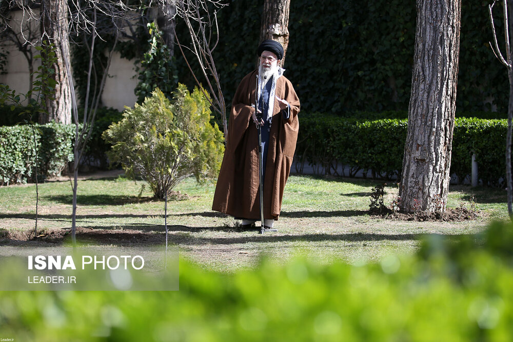 تصاویر: کاشت نهال توسط مقام معظم رهبری به مناسبت روز درختکاری