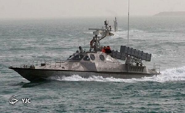 تصاویر |  این شناور منحصر به فرد ایرانی مقابل کشتی جنگی آمریکایی ایستاد | نیروی دریایی ایران بر لبه تکنولوژی جهان