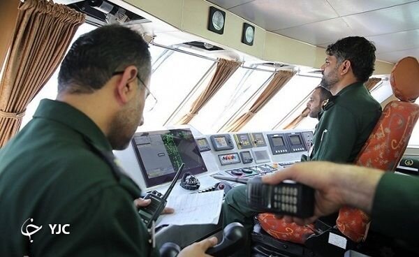 تصاویر |  این شناور منحصر به فرد ایرانی مقابل کشتی جنگی آمریکایی ایستاد | نیروی دریایی ایران بر لبه تکنولوژی جهان