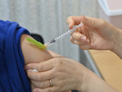 بالای ۶۵ ساله‌ها برای دریافت واکسن کرونا ثبت‌نام کنند