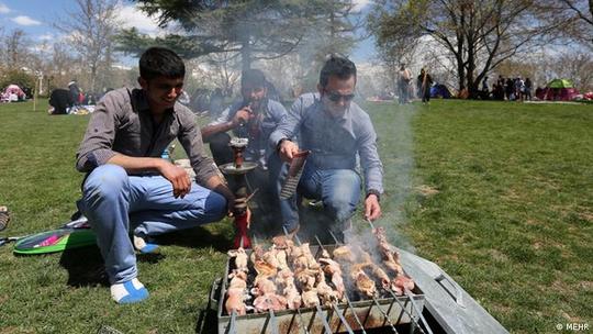 ایران
به لحاظ خوشبختی و احساس رضایت از زندگی، جایگاه ایران از رتبه ۸۲ در بین سال‌های ۲۰۱۷ تا ۲۰۱۹ به رتبه ۷۷ در سال ۲۰۲۰ از میان ۹۵ کشور ارتقا یافته است.