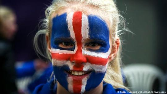 ایسلند
ایسلند در گزارش سال‌های ۲۰۱۷ تا ۲۰۱۹ در رتبه چهارم قرار داشت. این کشور در نهمین گزارش خوشبختی جهان که با معیارهایی چون رفاه اقتصادی، امید به زندگی، حمایت اجتماعی و آزادی انتخاب در زندگی در زمینه‌های گوناگون تهیه شده به رتبه دوم ارتقا یافته است.