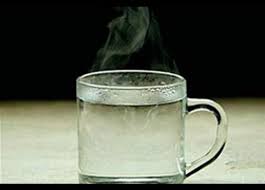 نوشیدن آب گرم ناشتا معجزه می کند