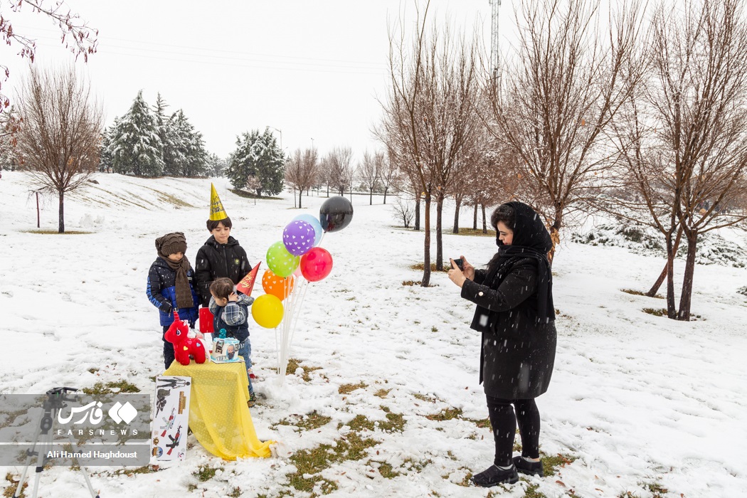 بانوی تبریزی آیدا دانشمندی در حال گرفتن عکس در جشن تولد فرزند خویش آیهان  است. او و همسرش به شادمانی بارش برف در آخرین روزهای پاییز، تولد فرزندشان را در زیر برف در پارک شاه‌گولی تبریز گرفته‌اند.