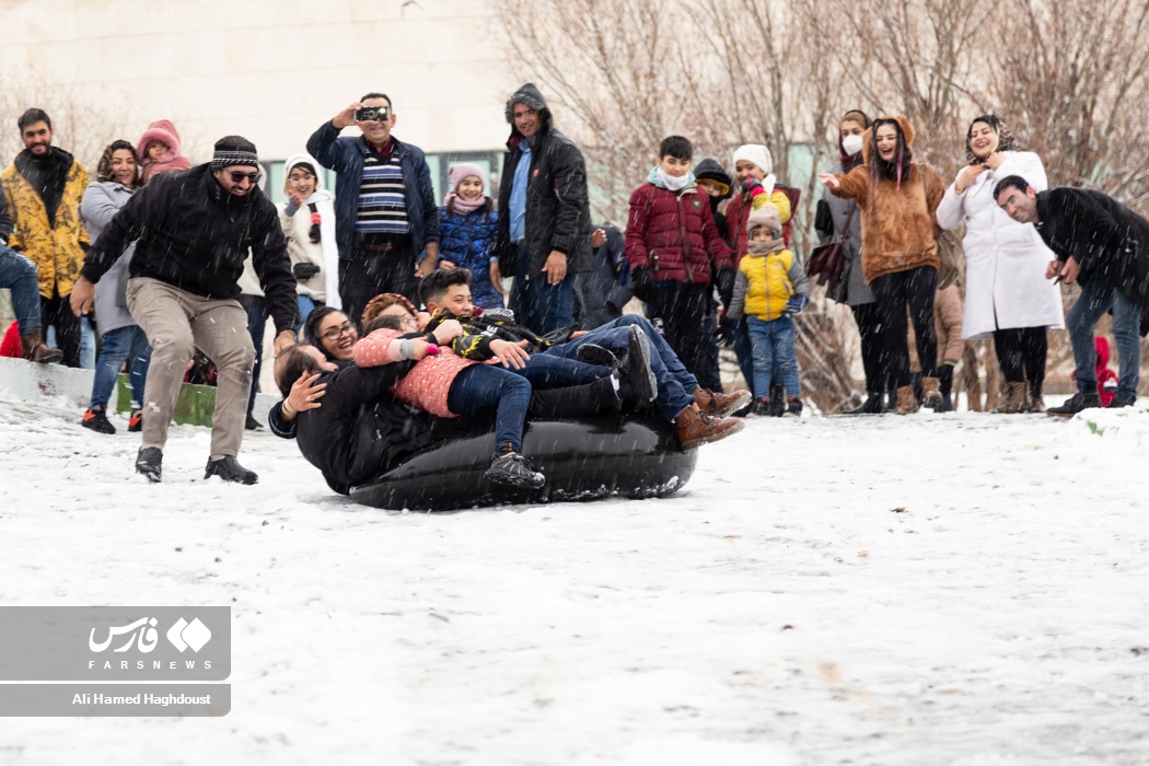 مردم تبریز در حال برف بازی و تفریح در پارک ائل گلی هستند.