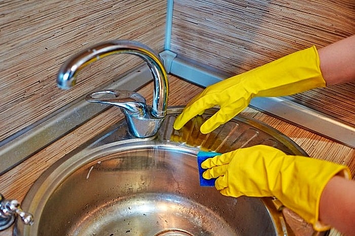 ترفند‌های تمیز کردن سینک ظرفشویی