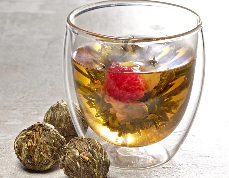 ۴ نکته درباره آداب نوشیدن چای بلومینگ و خواص این چای زیبا