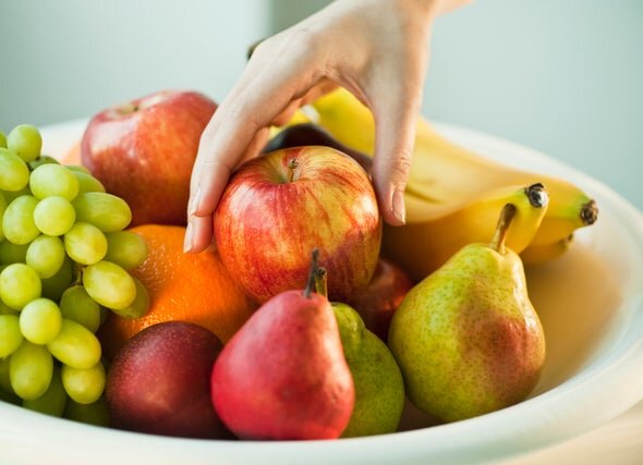 پوست سیب را دور نیندازید | اگر سیب زیاد بخوریم چه اتفاقی در بدنمان می‌افتد؟