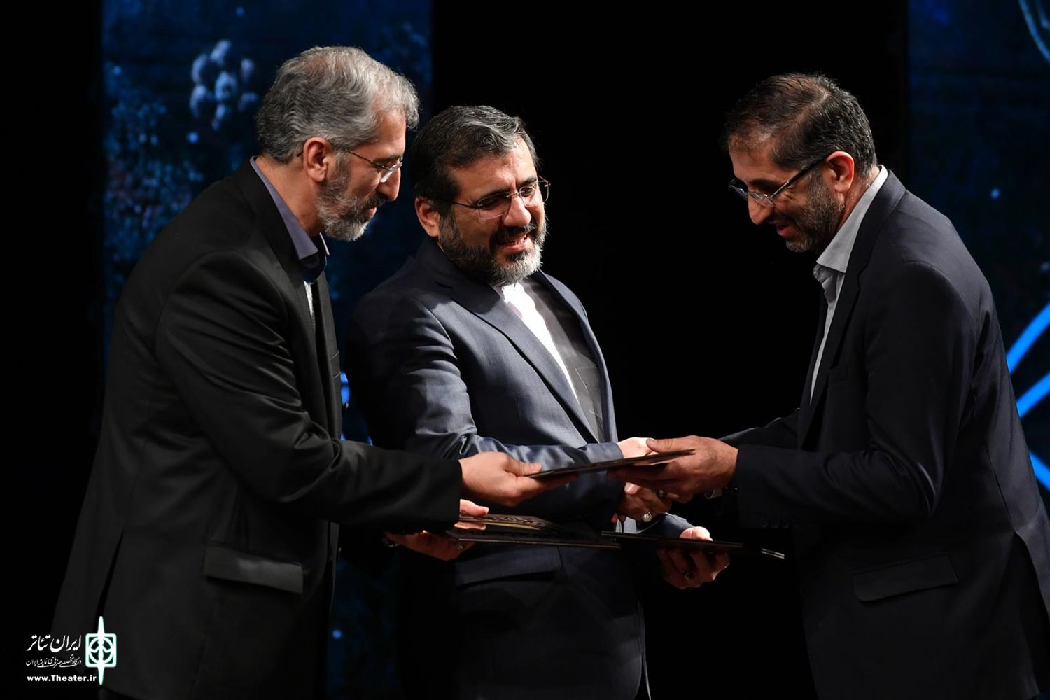 افتخارآفرینی تئاتریهای مازندران در جشنواره فجر ۴۱ با نمایشهای «مطربآقا» و «همه دختران من» / تقدیر وزیر ارشاد از مدیرکل مازندران افتخارآفرینی تئاتریهای مازندران در جشنواره فجر ۴۱ با نمایشهای «مطربآقا» و «همه دختران من» / تقدیر وزیر ارشاد از مدیرکل مازندران
