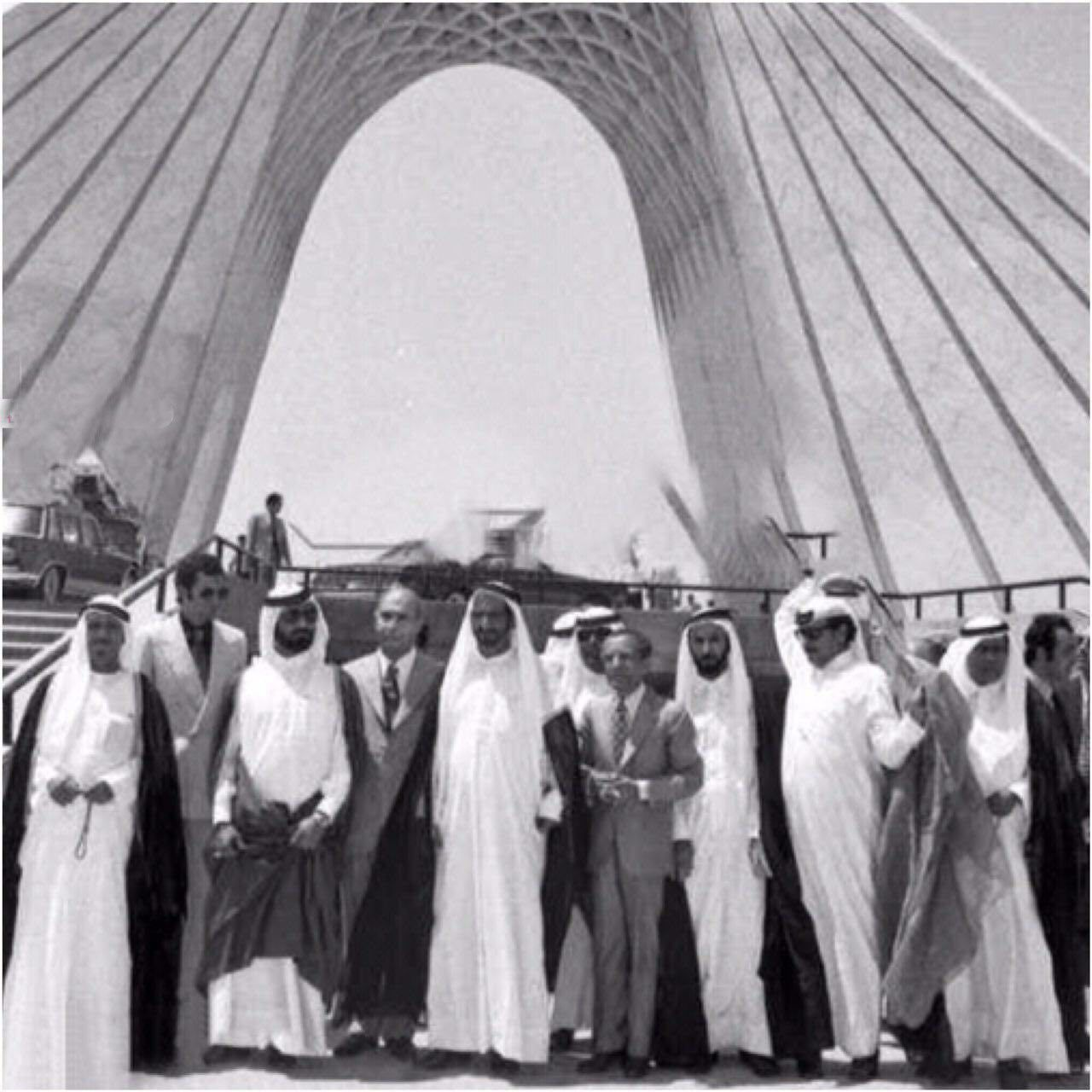 عکس یادگاری رهبران امارات کنار برج شهیاد (آزادی) سال ۵۳