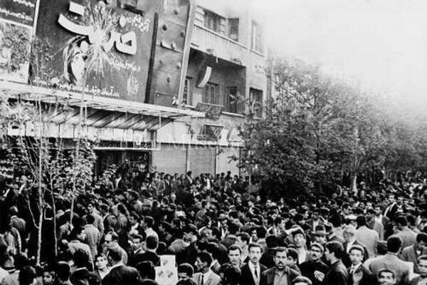 وقتی سینما رفتن برای خانمها ممنوع بود | روش جالب سانسور در سینمای خانگی زنان قاجار | طلاق و طلاقکشی دم در سینما