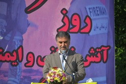 آتش‌نشانان خلاقانه آب به آتش زدند