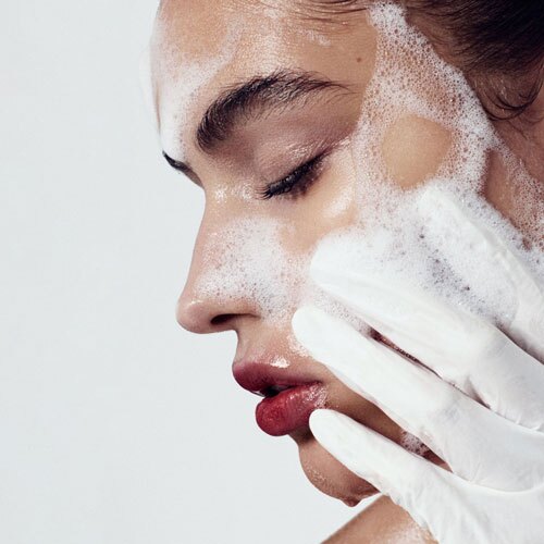 با 11 روش شگفت انگیز و خانگی پوست چرب خود را پاکسازی کنید