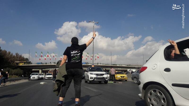 تصاویر فریادهای ۴ دختر بی‌حجاب در بزرگراه تهران - قزوین | لحظاتی عجیب از اغتشاشات  دیروز کرج