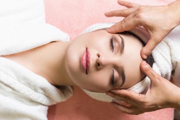 برای ماساژ صورت چه روغنی بزنم؟ برای ماساژ صورت چه روغنی بزنم؟