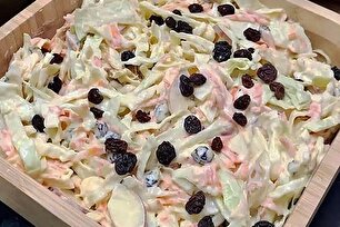 طرز تهیه سالاد کلم با کشمش عالی و خوشمزه
