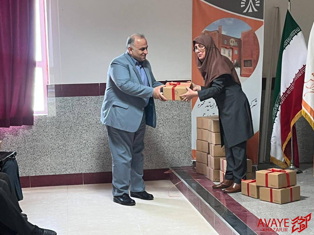 اساتید دانشگاه راهیان نوین دانش ساری تجلیل شدند