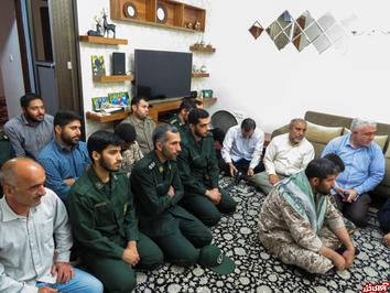 دیدار فرمانده لشکر 25 کربلا با خانواده شهید مدافع حرم سعید کمالی