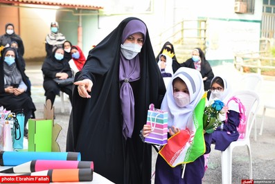 جشن شكوفه ها در مدرسه شاهد دخترانه ی نکا برگزار شد