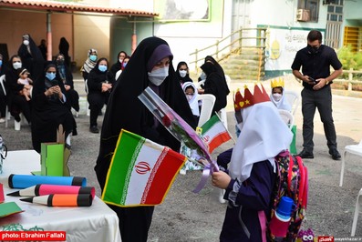 جشن شكوفه ها در مدرسه شاهد دخترانه ی نکا برگزار شد