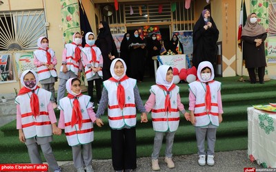 جشن شكوفه ها در مدرسه شاهد دخترانه ی نکا برگزار شد(2)