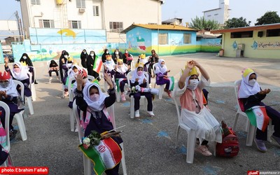 جشن شكوفه ها در مدرسه شاهد دخترانه ی نکا برگزار شد(2)