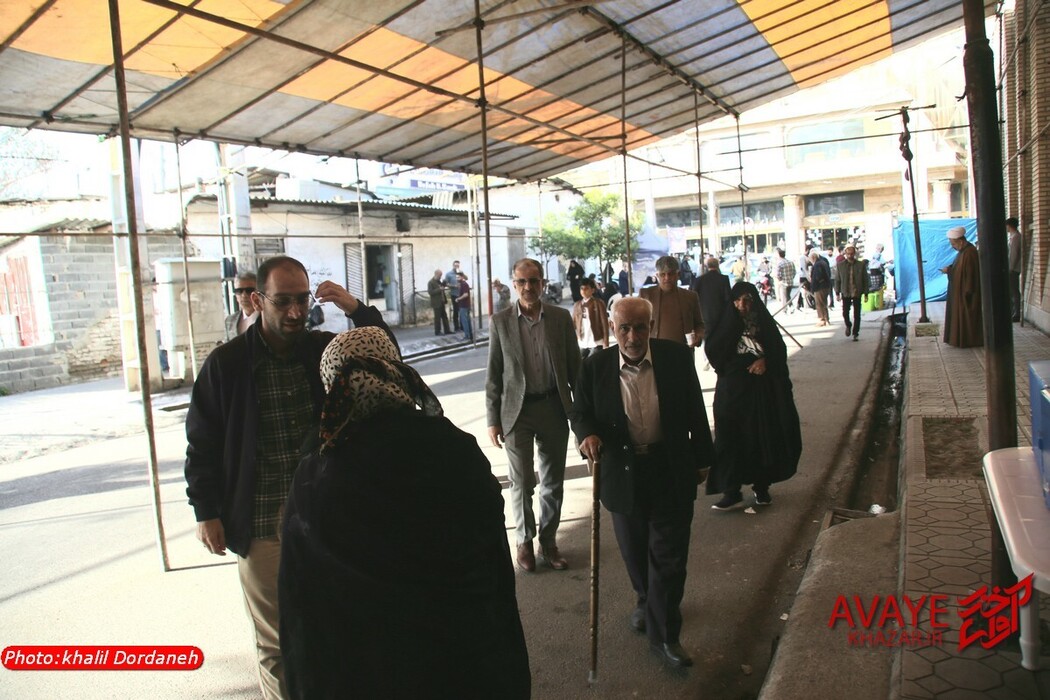 اقامه نماز عید فطر به امامت آیت‌الله محمدی لائینی در ساری