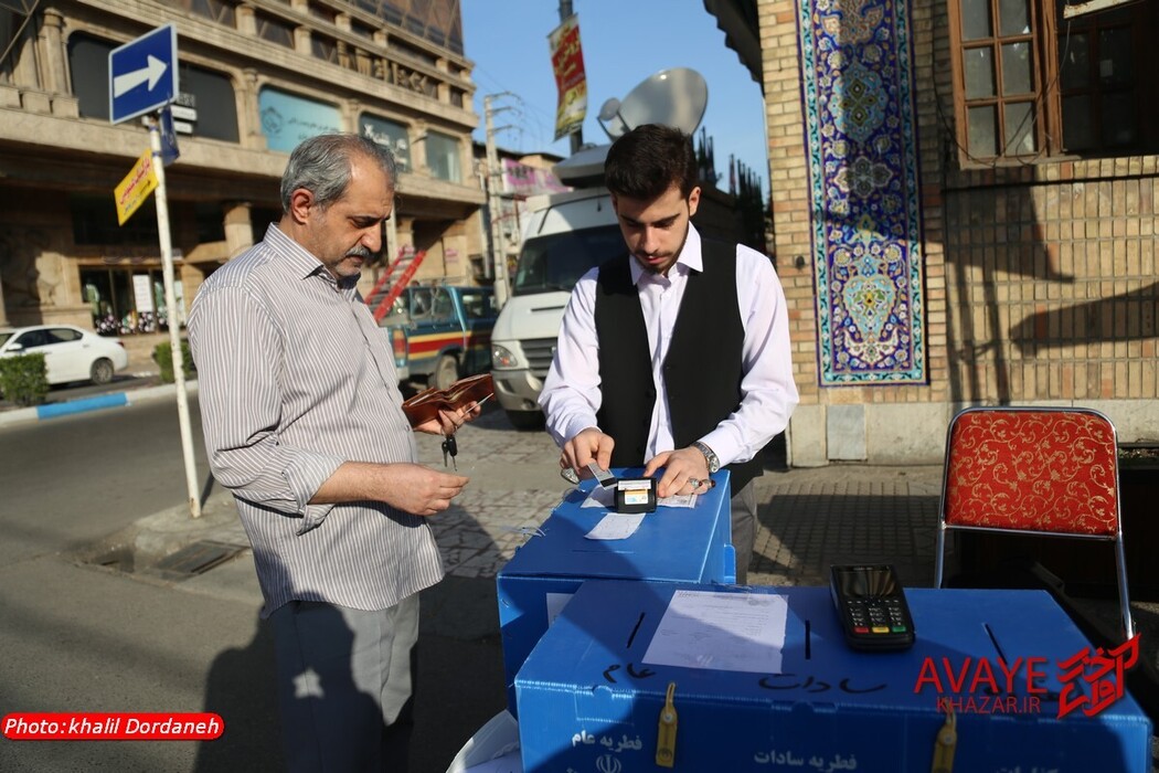 اقامه نماز عید فطر به امامت آیت‌الله محمدی لائینی در ساری