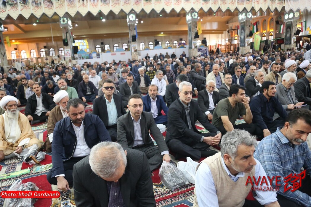 اقامه نماز عید فطر به امامت آیت‌الله محمدی لائینی در ساری