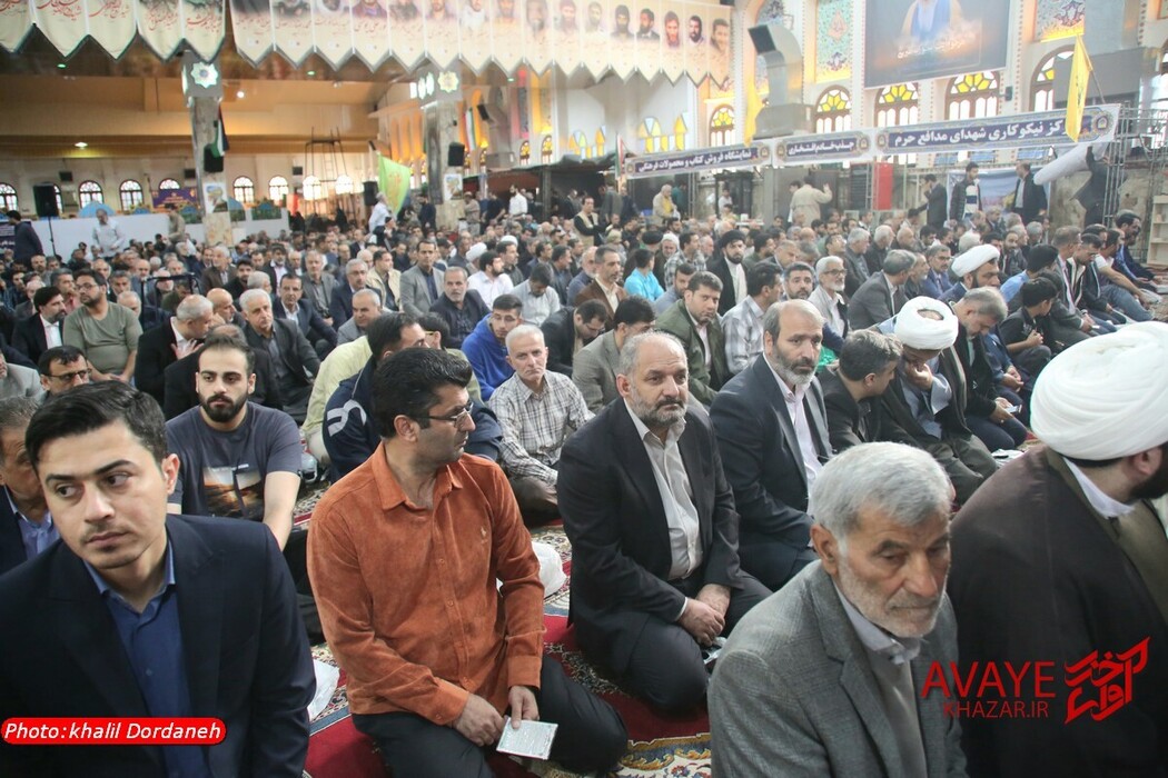 اقامه نماز عید فطر به امامت آیت‌الله محمدی لائینی در ساری