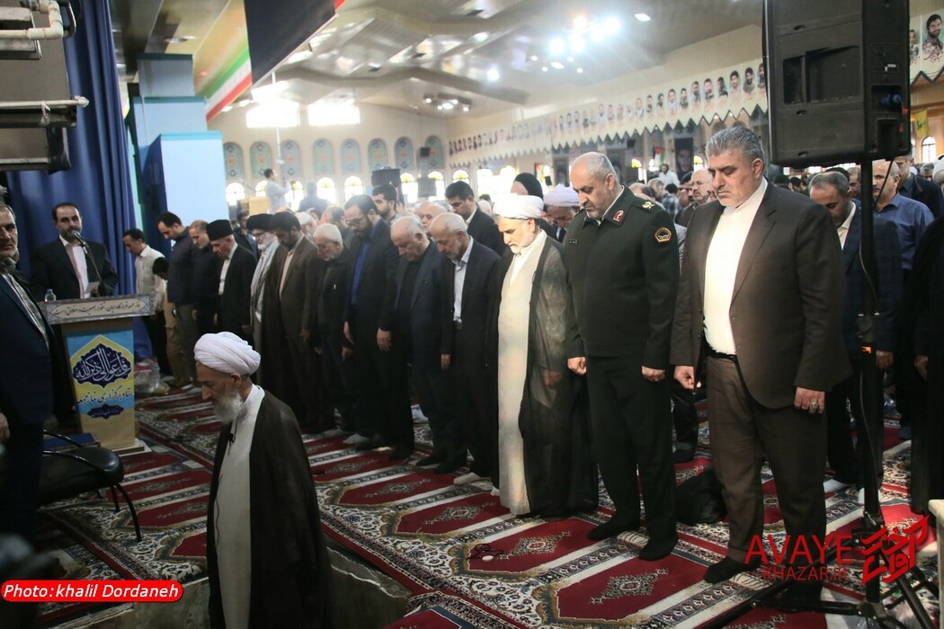 اقامه نماز عید فطر به امامت آیت‌الله محمدی لائینی در ساری